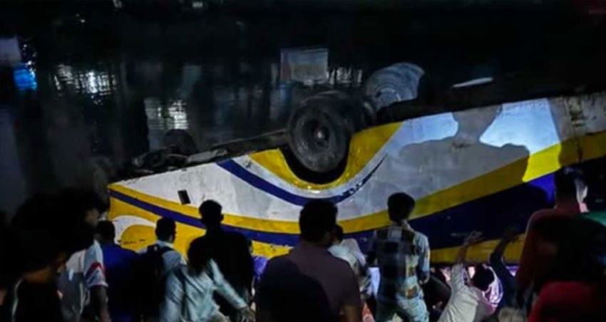 বনশ্রীতে যাত্রীবাহী বাস উল্টে পড়ল খালে